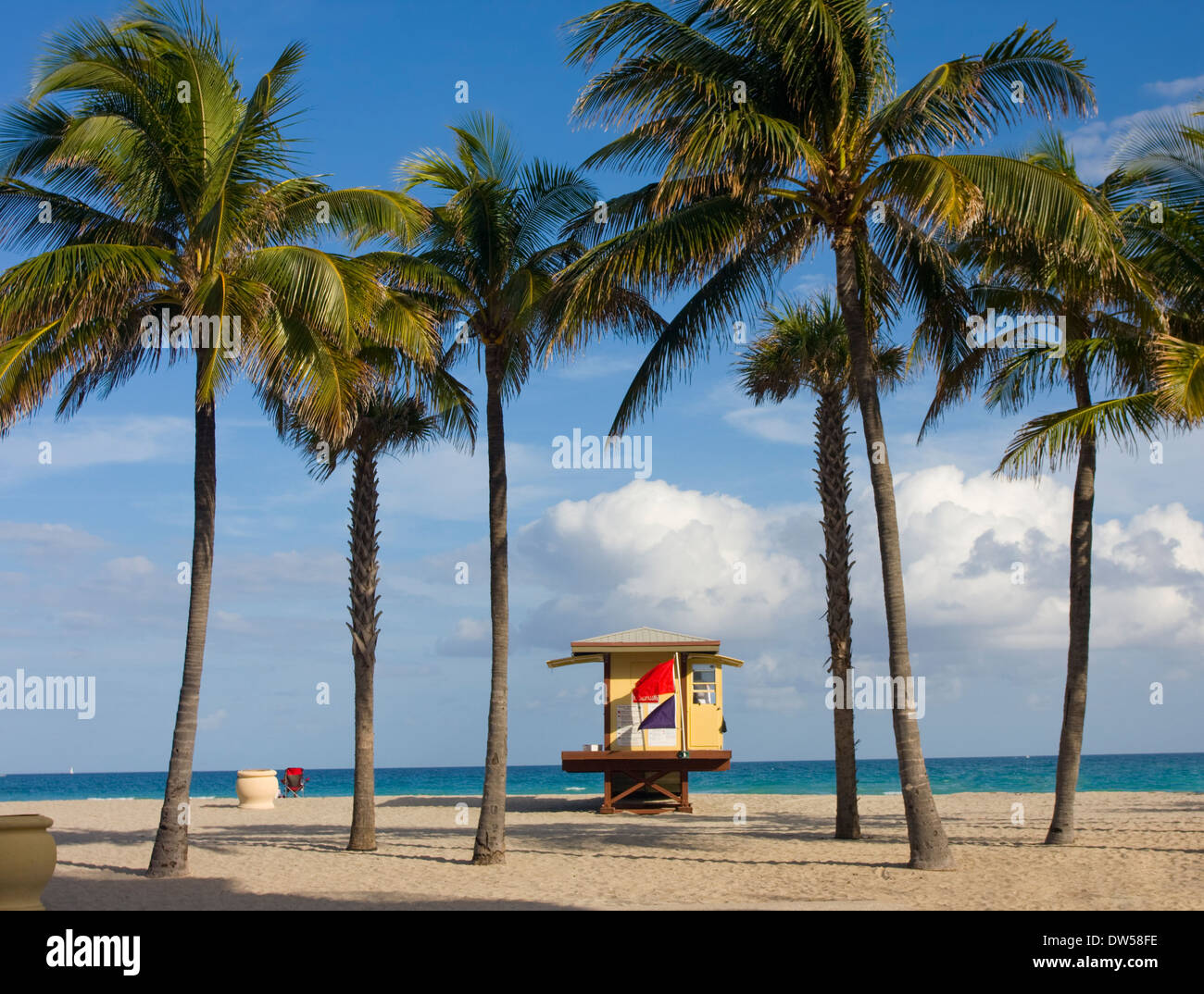 Lifeguard chambre entre les palmiers sur la plage, en Floride, USA Banque D'Images