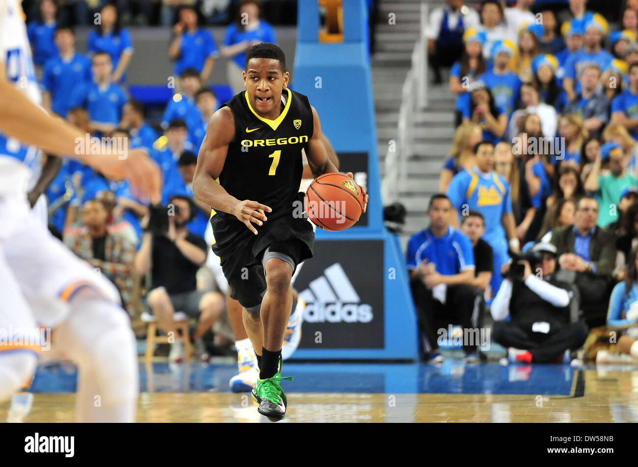 Los Angeles, CA, USA. Feb 27, 2014. Oregon Ducks guard Dominic Artis # 1 se déplace la balle dans la première moitié au cours de la jeu de basket-ball universitaire entre les canards de l'Oregon et de l'UCLA Bruins à Pauley Pavilion à Los Angeles, Californie.Louis Lopez/CSM/Alamy Live News Banque D'Images