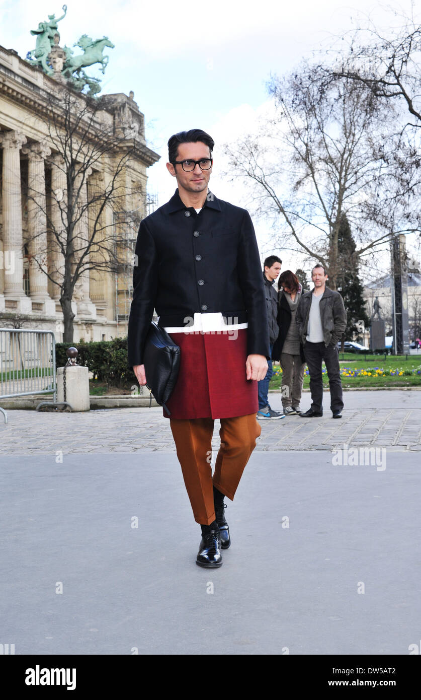 Simone Marchetti posant dans la rue devant l'Guy Laroche montrer lors de la Fashion Week de Paris - Dec 26, 2014 - Photo : Manhattan piste/Céline Gaille Banque D'Images
