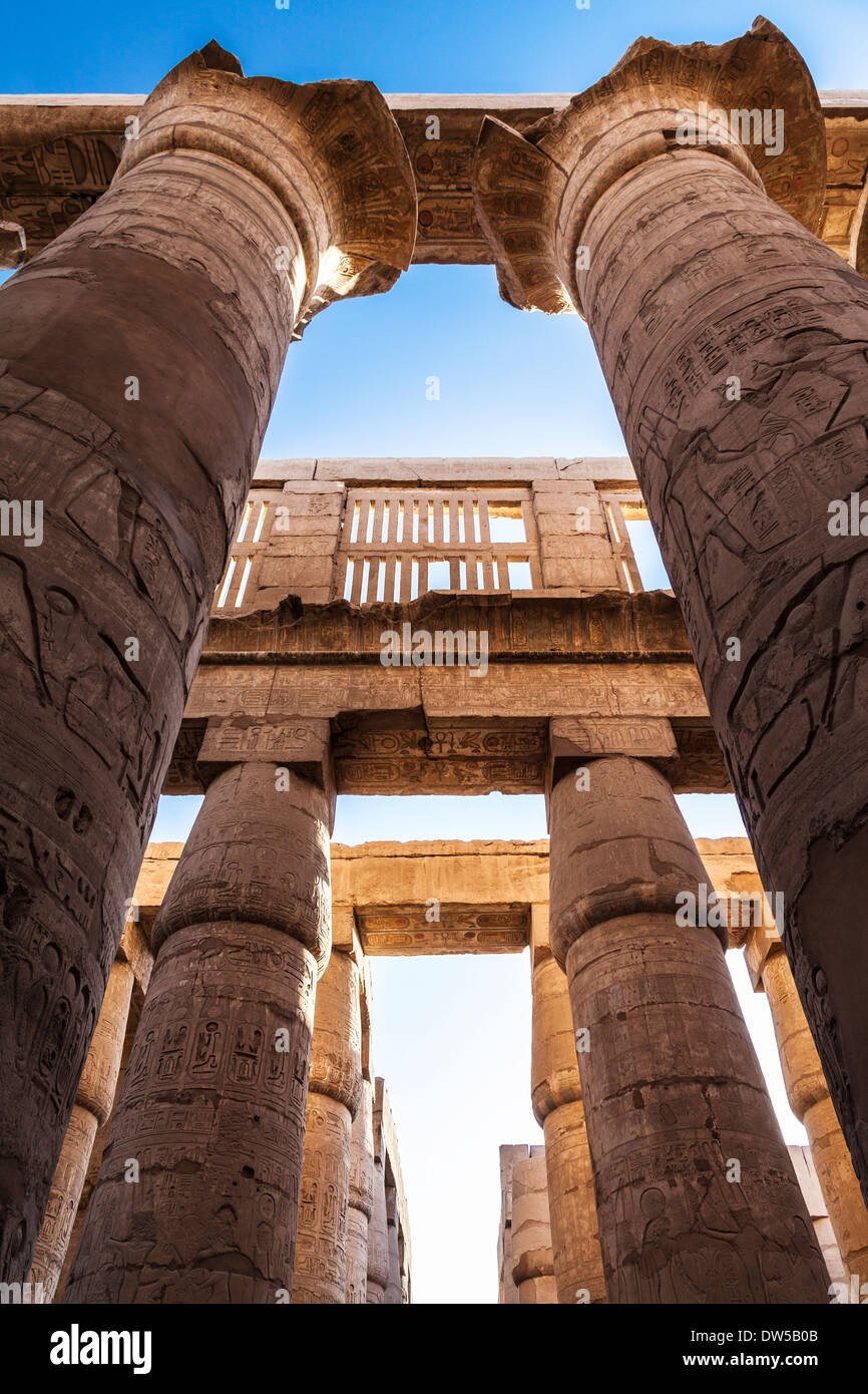 Colonnes de la salle hypostyle à l'Ancien Temple égyptien de Karnak. Banque D'Images