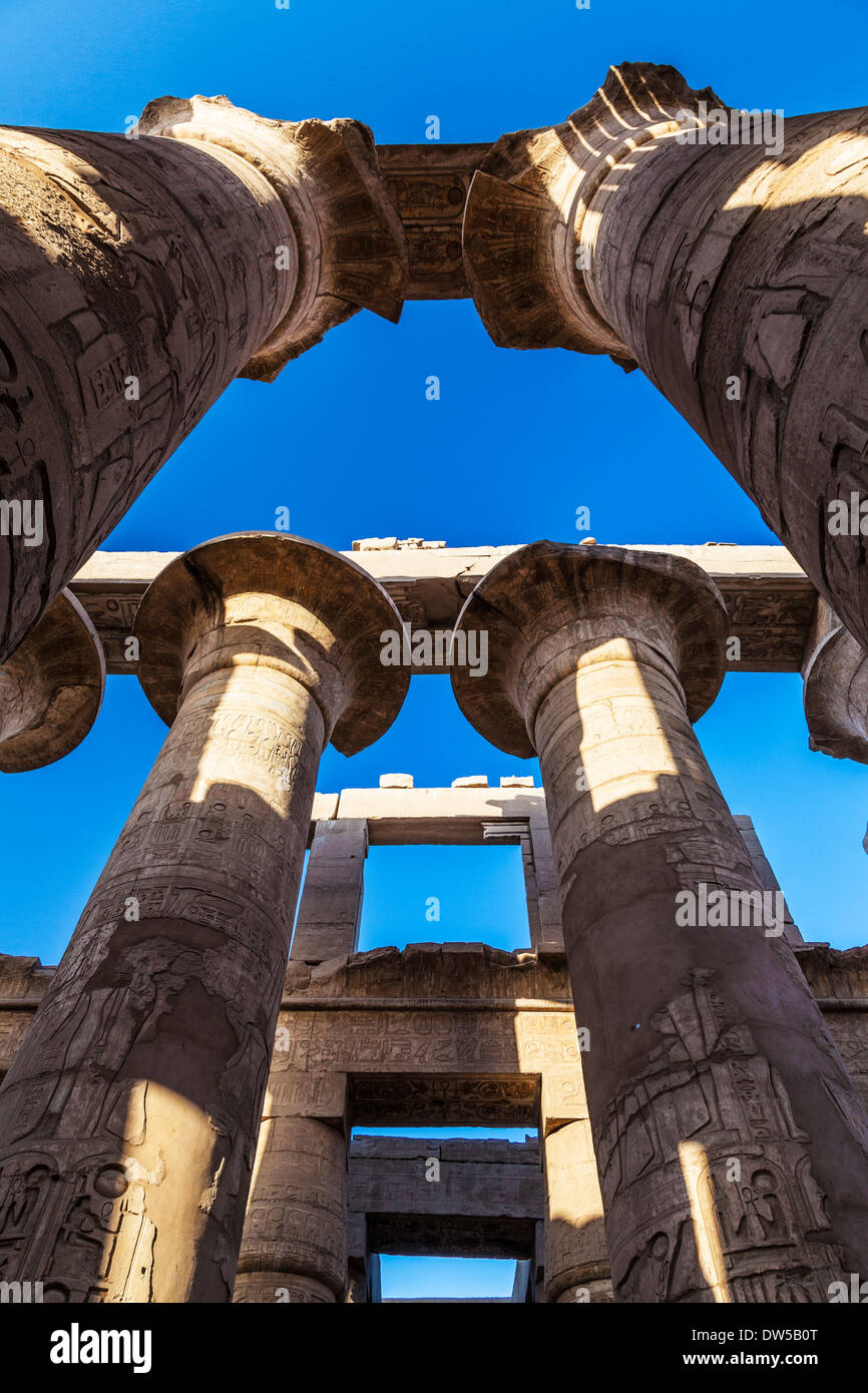 Colonnes de la salle hypostyle à l'Ancien Temple égyptien de Karnak. Banque D'Images