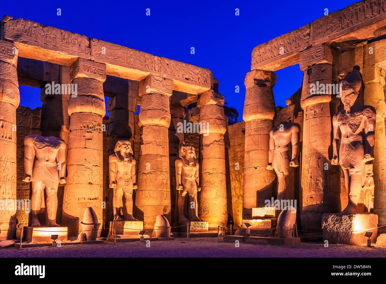 La grande cour péristyle de Ramses II au temple de Louxor. Banque D'Images