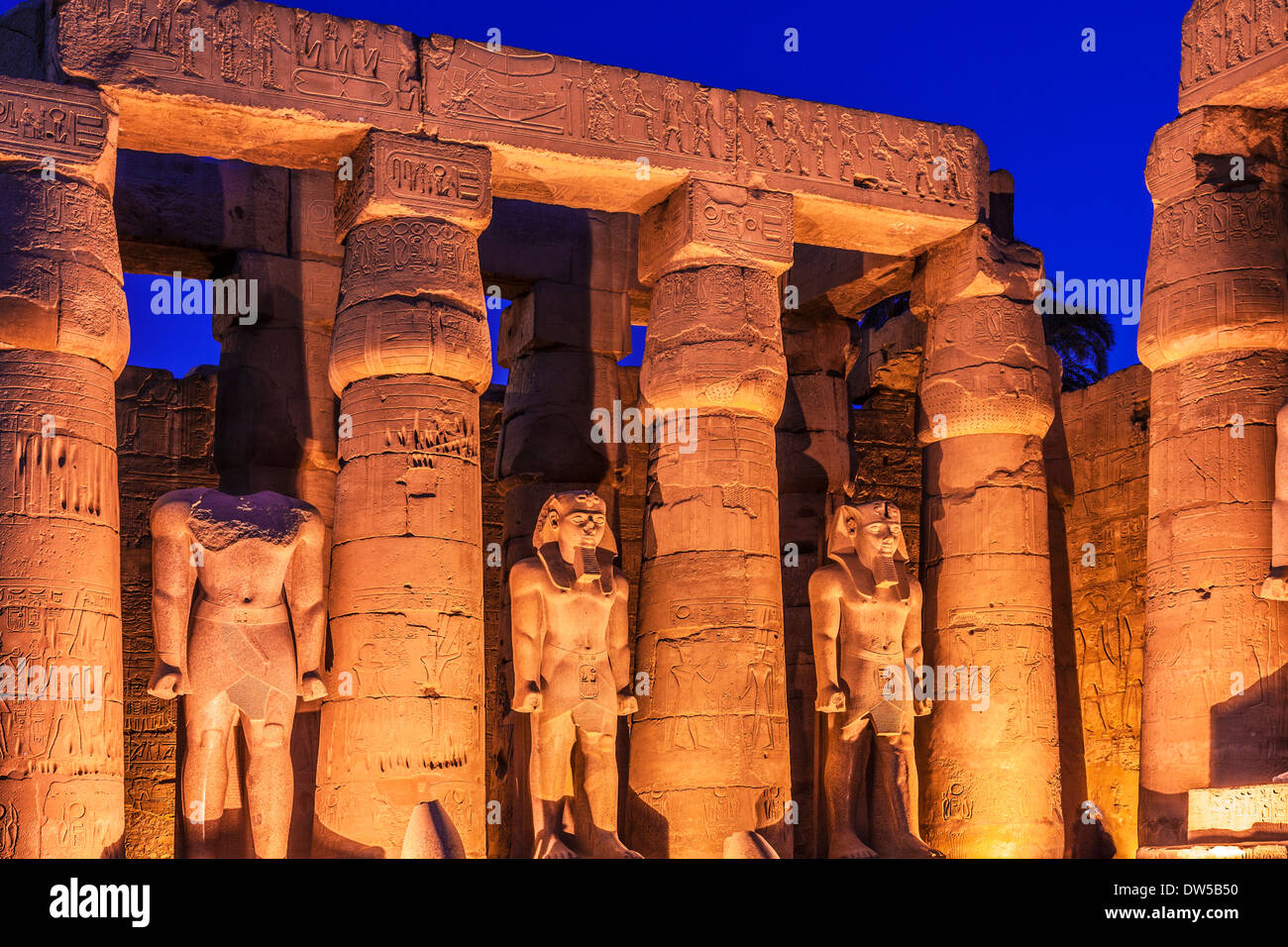 La grande cour péristyle de Ramses II au temple de Louxor. Banque D'Images
