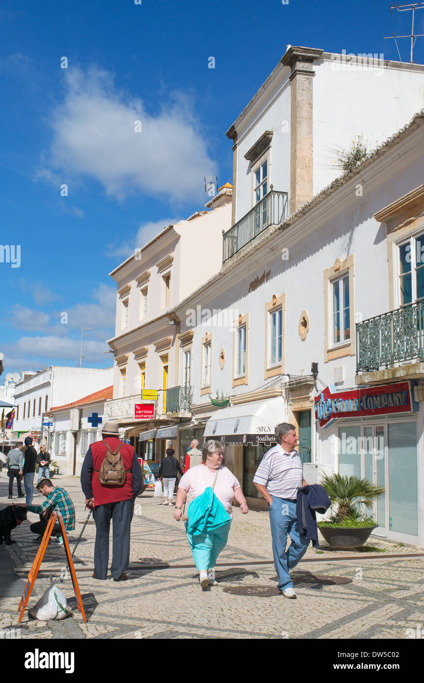 Couple en train de marcher à travers la vieille ville d'Albufeira, Algarve, Portugal, Europe Banque D'Images