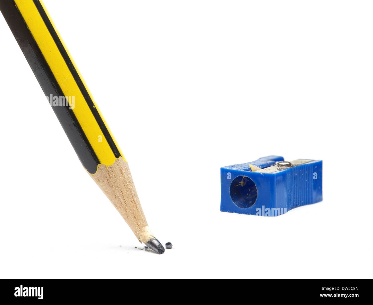 Crayon noir et jaune avec bout cassé et l'affûteur shot bleu sur fond blanc Banque D'Images