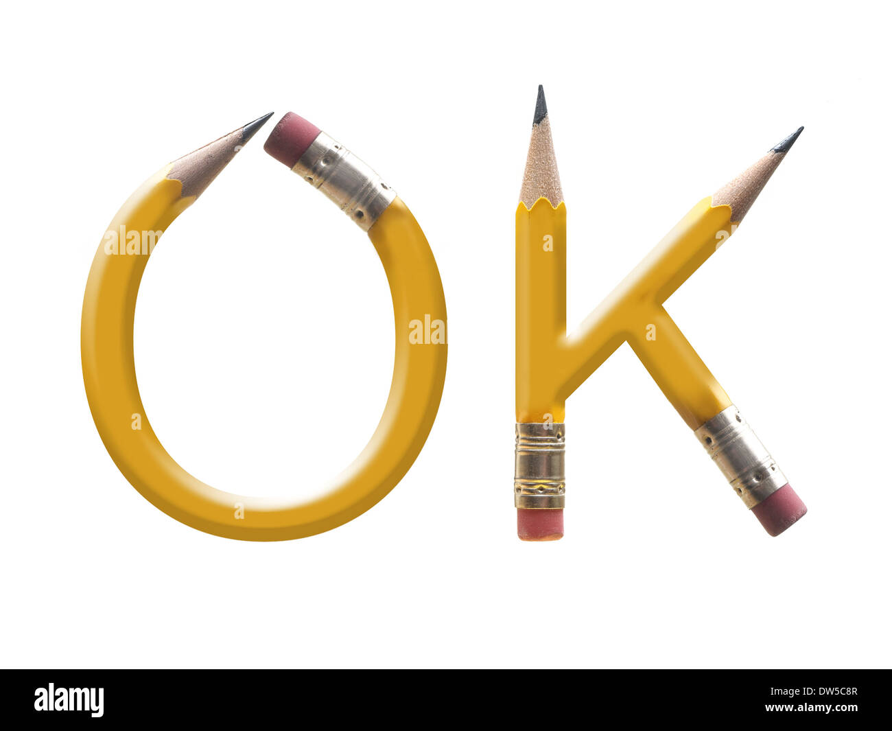 Crayons jaunes pliées dans OK lettres tourné sur fond blanc Banque D'Images