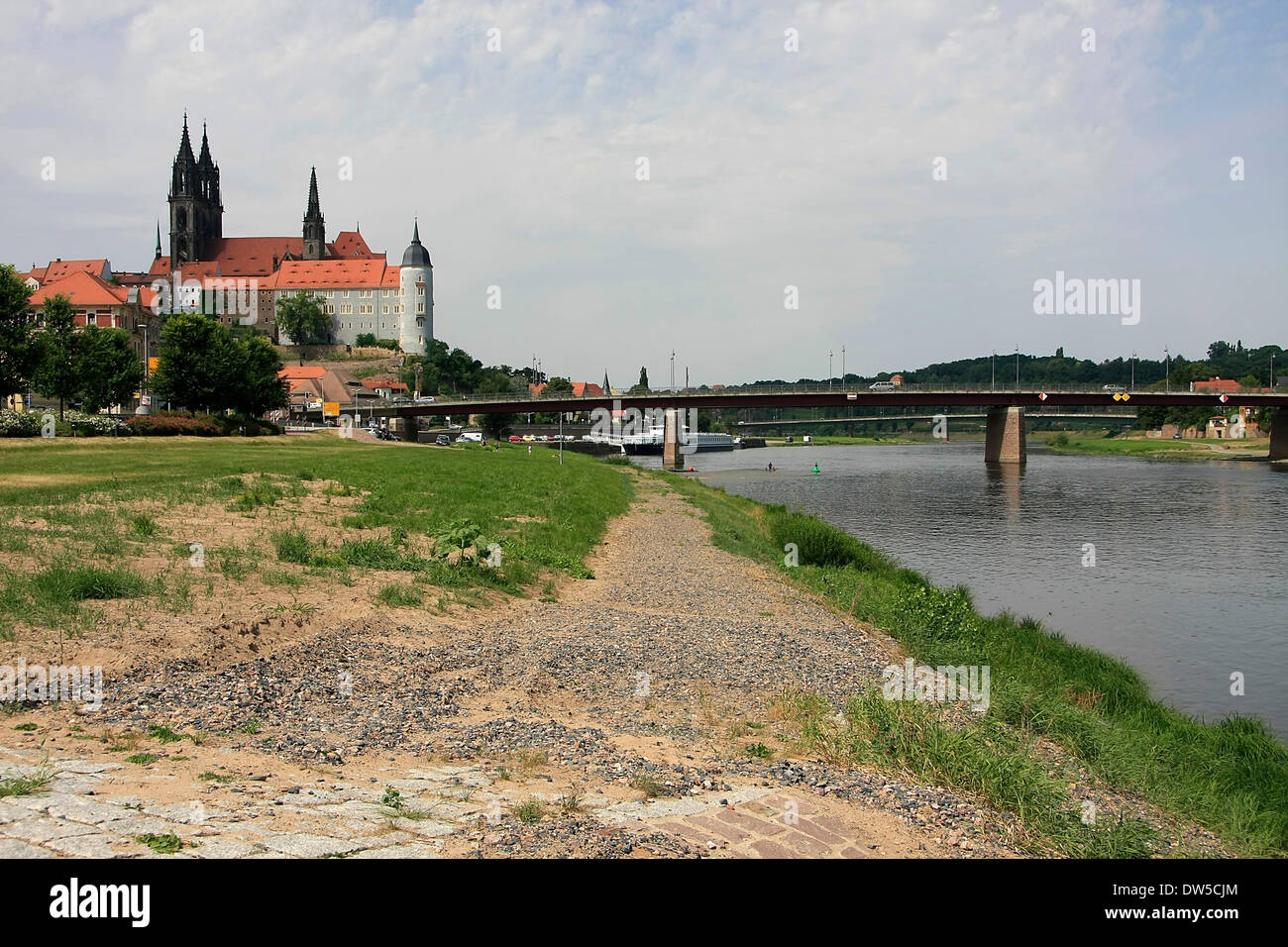 La cathédrale, avec le Château Albrecht, créer un ensemble de Castle Hill, qui s'élève au-dessus de la vieille ville de Meissen. L'église est une cathédrale gothique allemand. Photo : Klaus Nowottnick Date : 3 août 2013 Banque D'Images