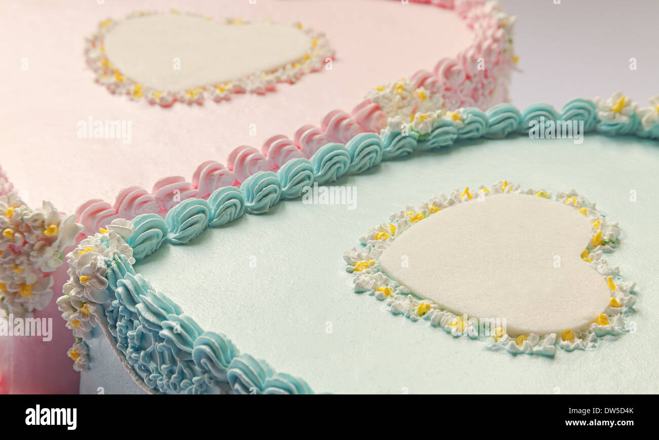 Pour Des Jumeaux Des Gateaux D Anniversaire Pour Un Garcon Et Une Fille La Forme De Cœurs Photo Stock Alamy