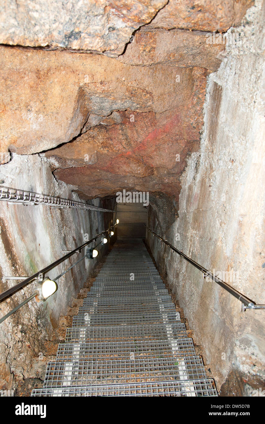 Un tunnel creusé dans les falaises de Porthcurno telegraph station au cours de la seconde guerre mondiale Banque D'Images
