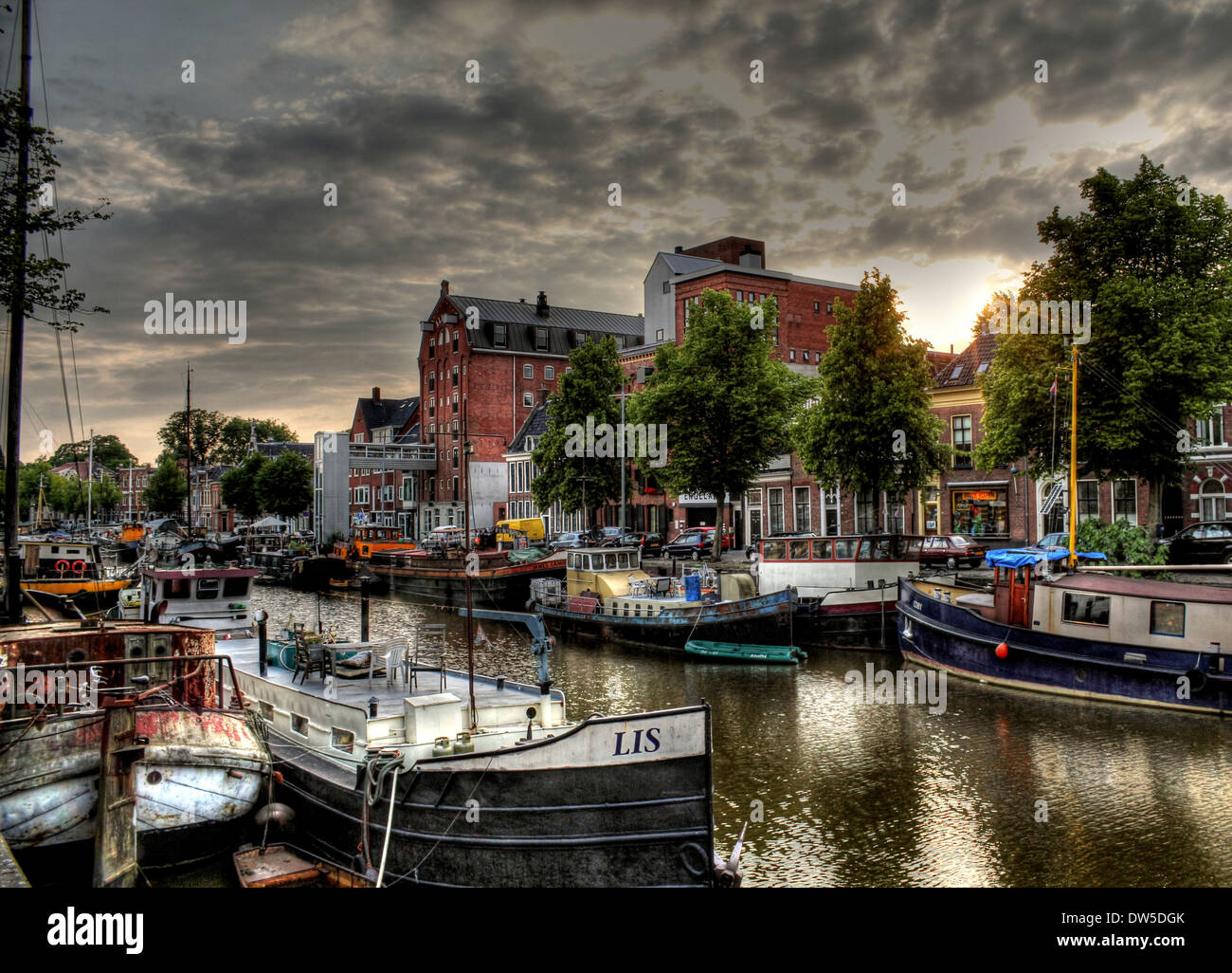 Les entrepôts et les navires à voile le long des canaux à Noorderhaven (nord du port) de Groningen, Pays-Bas, HDR-edit Banque D'Images