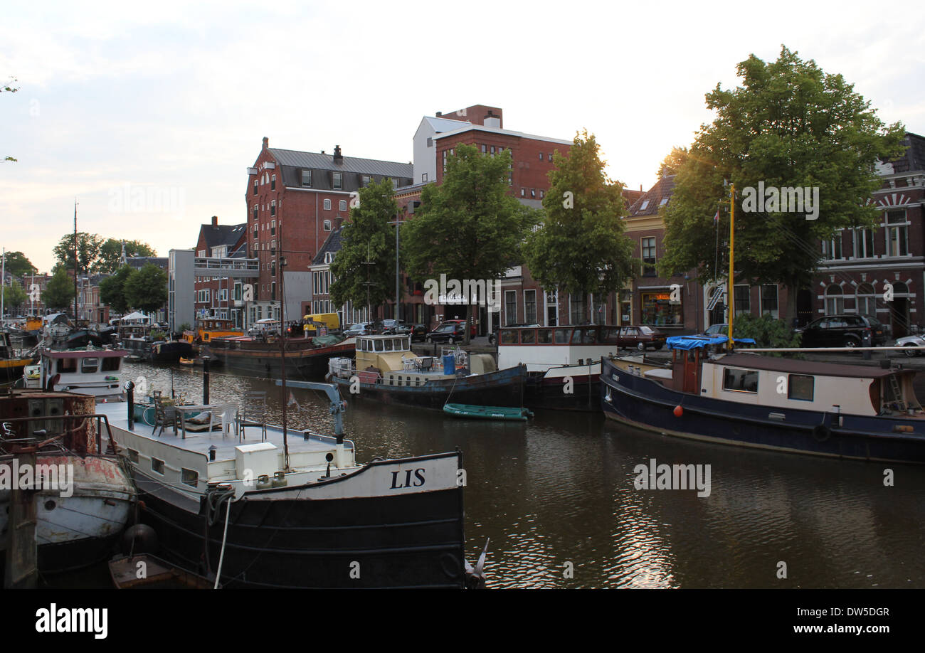 Les entrepôts et les navires à voile le long des canaux à Noorderhaven (nord du port) de Groningen, Pays-Bas Banque D'Images