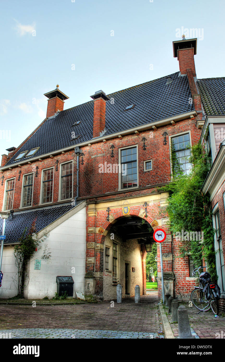 Turfstraat Groningen, ancienne porte menant à Martini-kerkhof dans le centre historique de la ville Banque D'Images