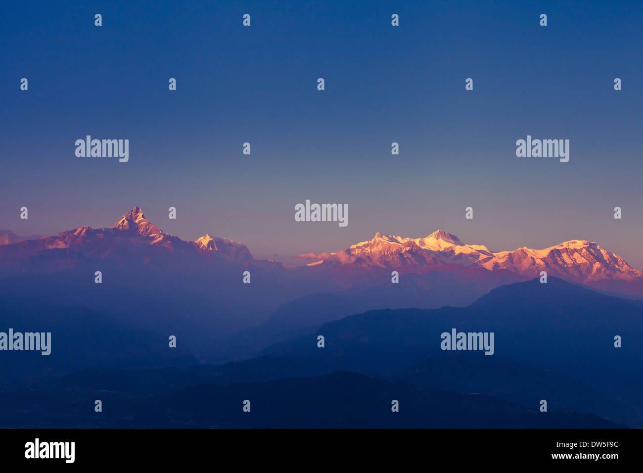 Magnifique coucher de soleil sur les montagnes de l'Himalaya Banque D'Images