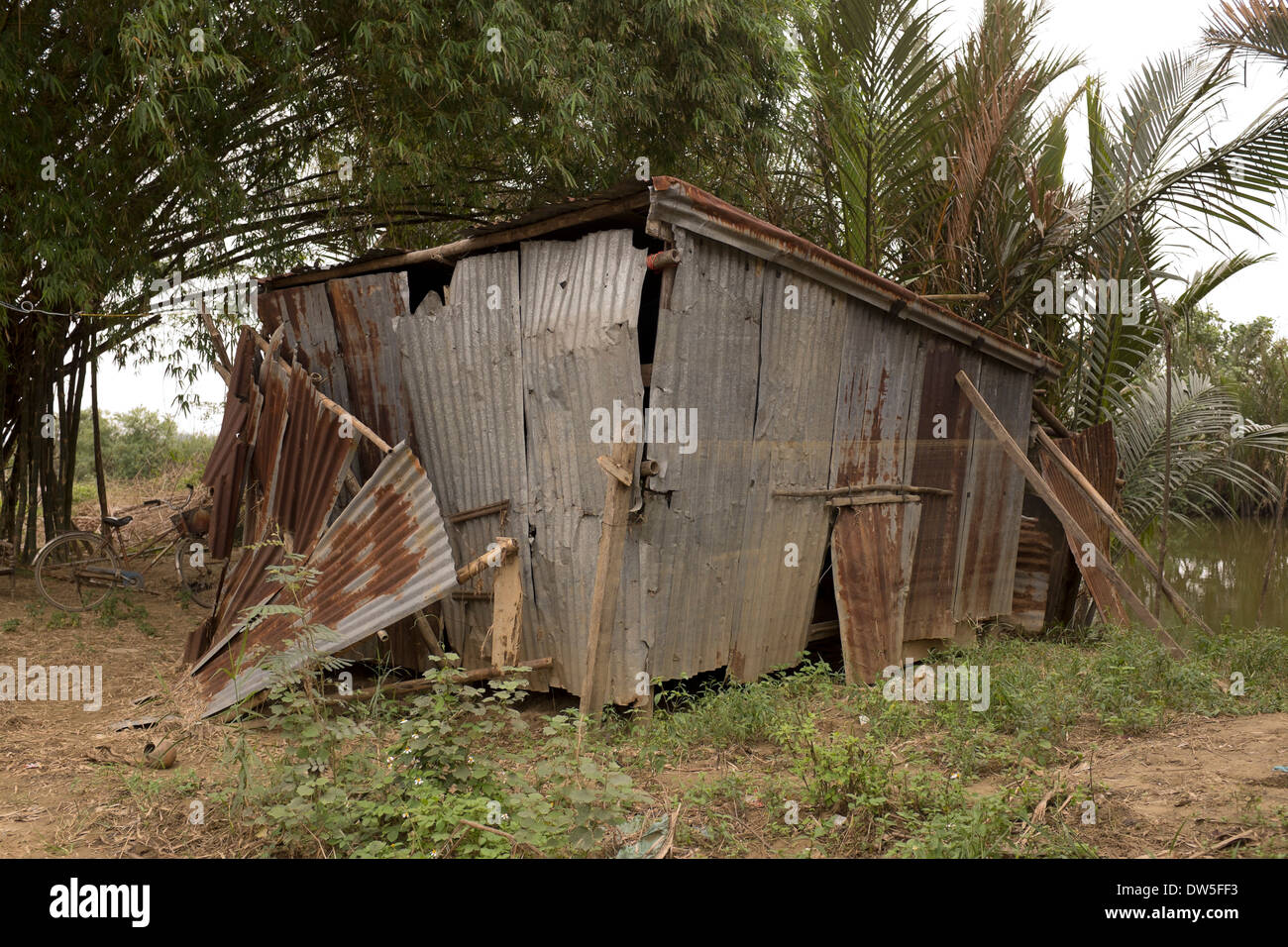 Cabane délabrée en campagne près de Hoi An Banque D'Images