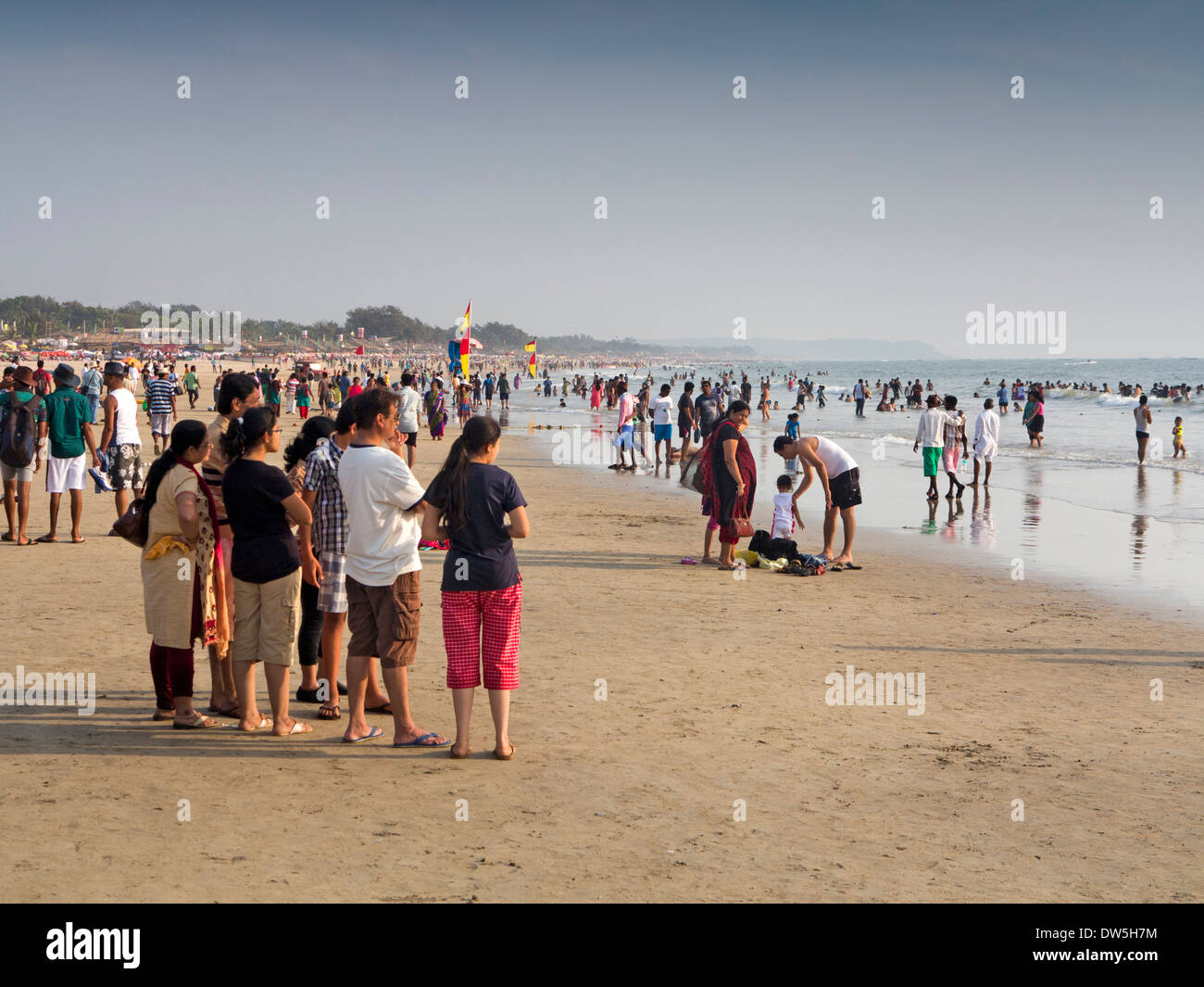 L'Inde, Goa, Baga, touristes indiens sur la plage Banque D'Images