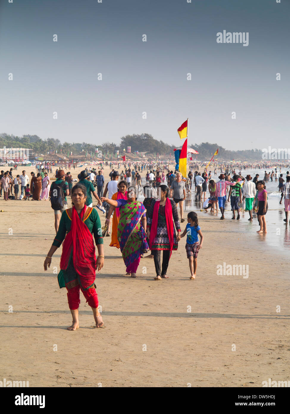 L'Inde, Goa, Baga, touristes indiens sur la plage Banque D'Images