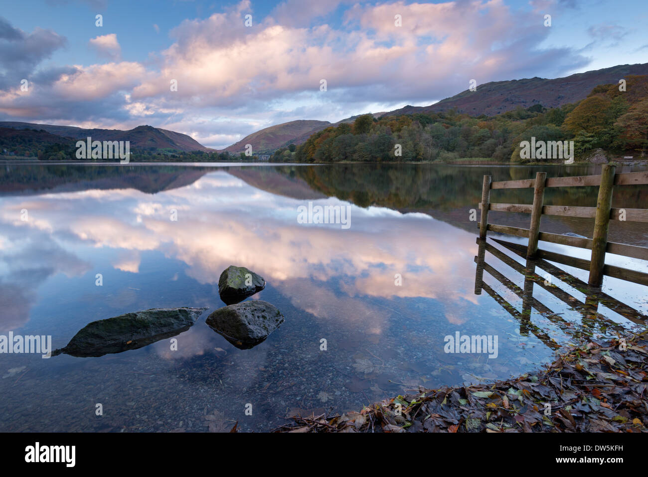 Coucher du soleil au-dessus de Grasmere dans le Parc National du Lake District, Cumbria, Angleterre. L'automne (octobre) 2012. Banque D'Images