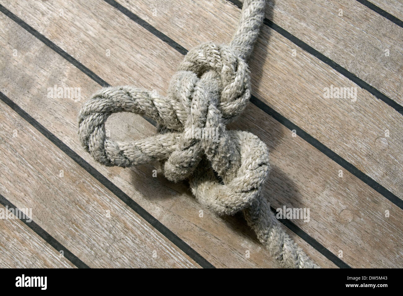 Nœud papillon sur une corde épaisse portant sur un pont de bateau Banque D'Images