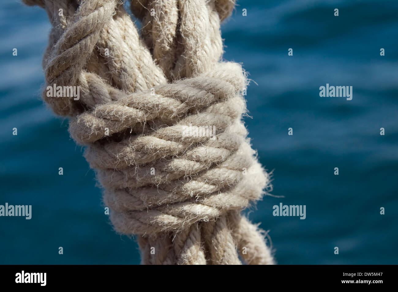 Noeud sur une corde contre l'eau de mer Banque D'Images