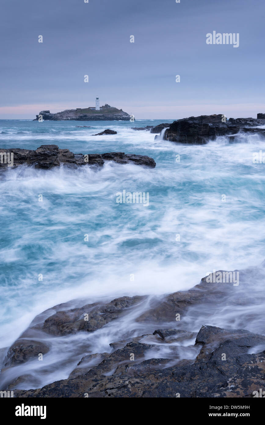 S'écraser les vagues de l'Atlantique près de phare de Godrevy, Cornwall, Angleterre. L'hiver (février) 2013. Banque D'Images