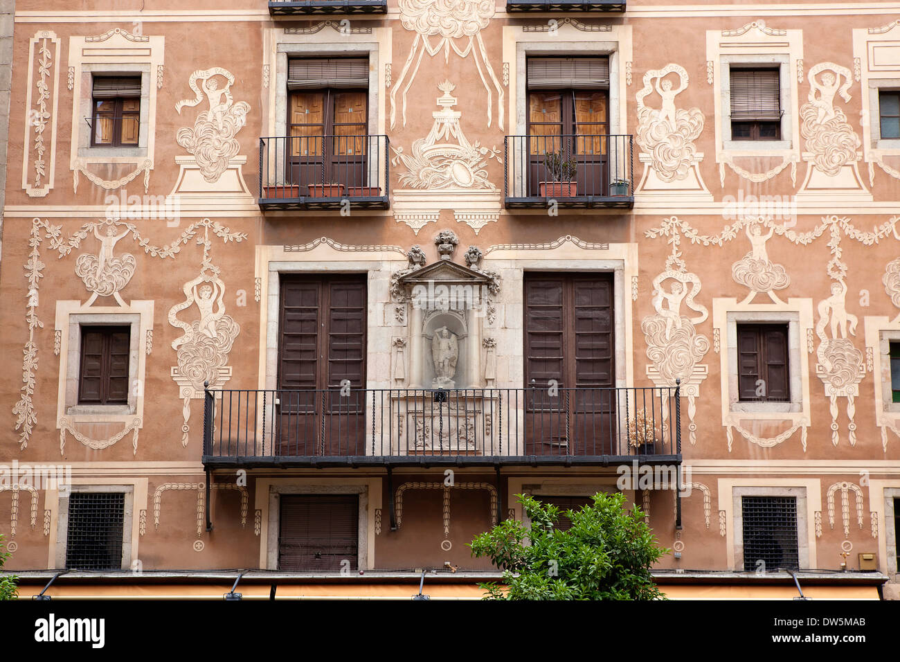 Espagne, Catalogne, Barcelone, orné la façade de l'immeuble dans le quartier gothique, la Plaça del Pi. Banque D'Images
