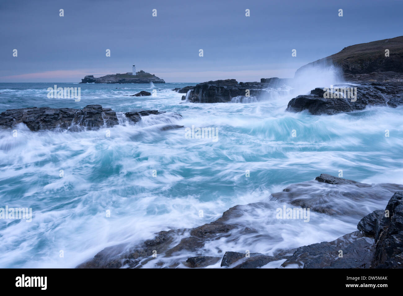 S'écraser les vagues de l'Atlantique près de phare de Godrevy, Cornwall, Angleterre. L'hiver (février) 2013. Banque D'Images