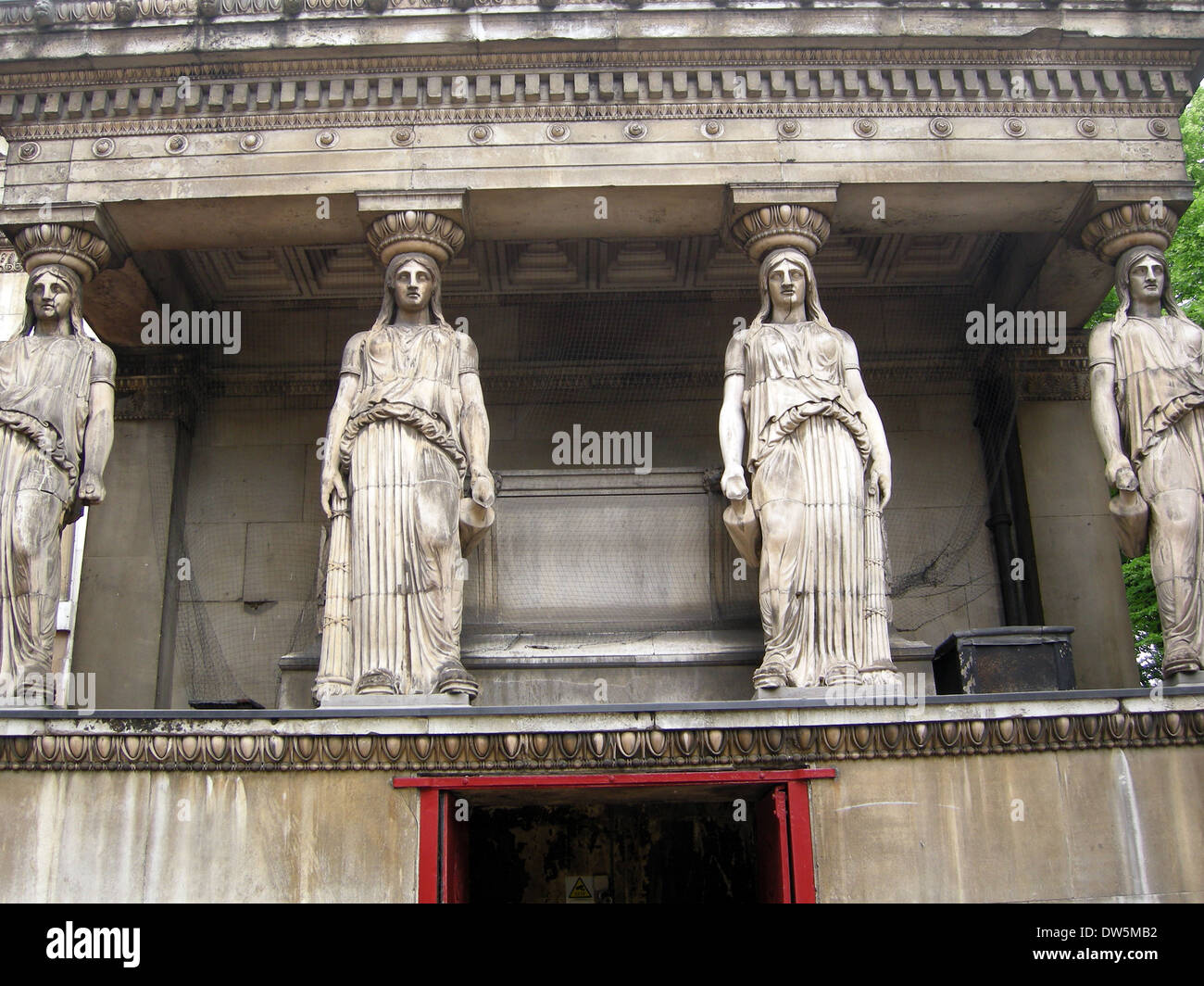Caryatides par John Charles Felix Rossi sur le côté nord de l'église de St Pancras, Euston Road, London, England, UK. Banque D'Images