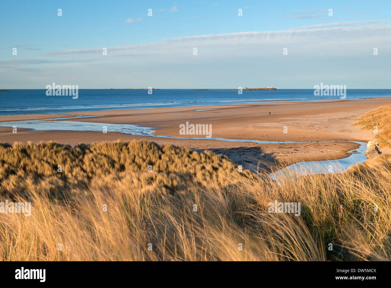 Vue sur la belle plage de Bamburgh vers les îles Farne, Northumberland, Angleterre. Printemps (avril) 2013. Banque D'Images