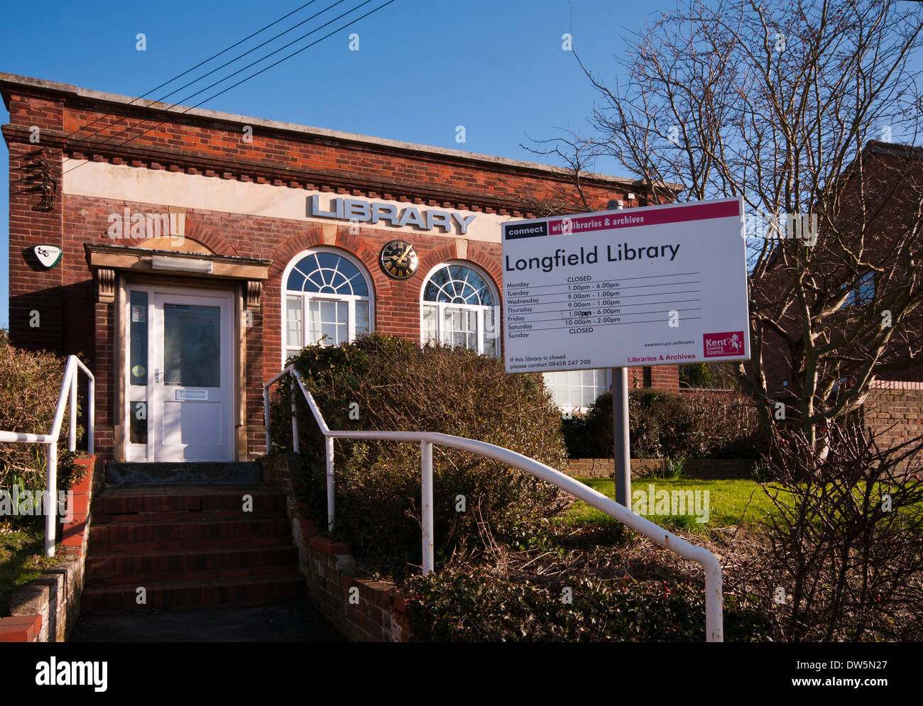 Extérieur de Longfield Kent Bibliothèque Village UK avec temps d'ouverture Sign Banque D'Images