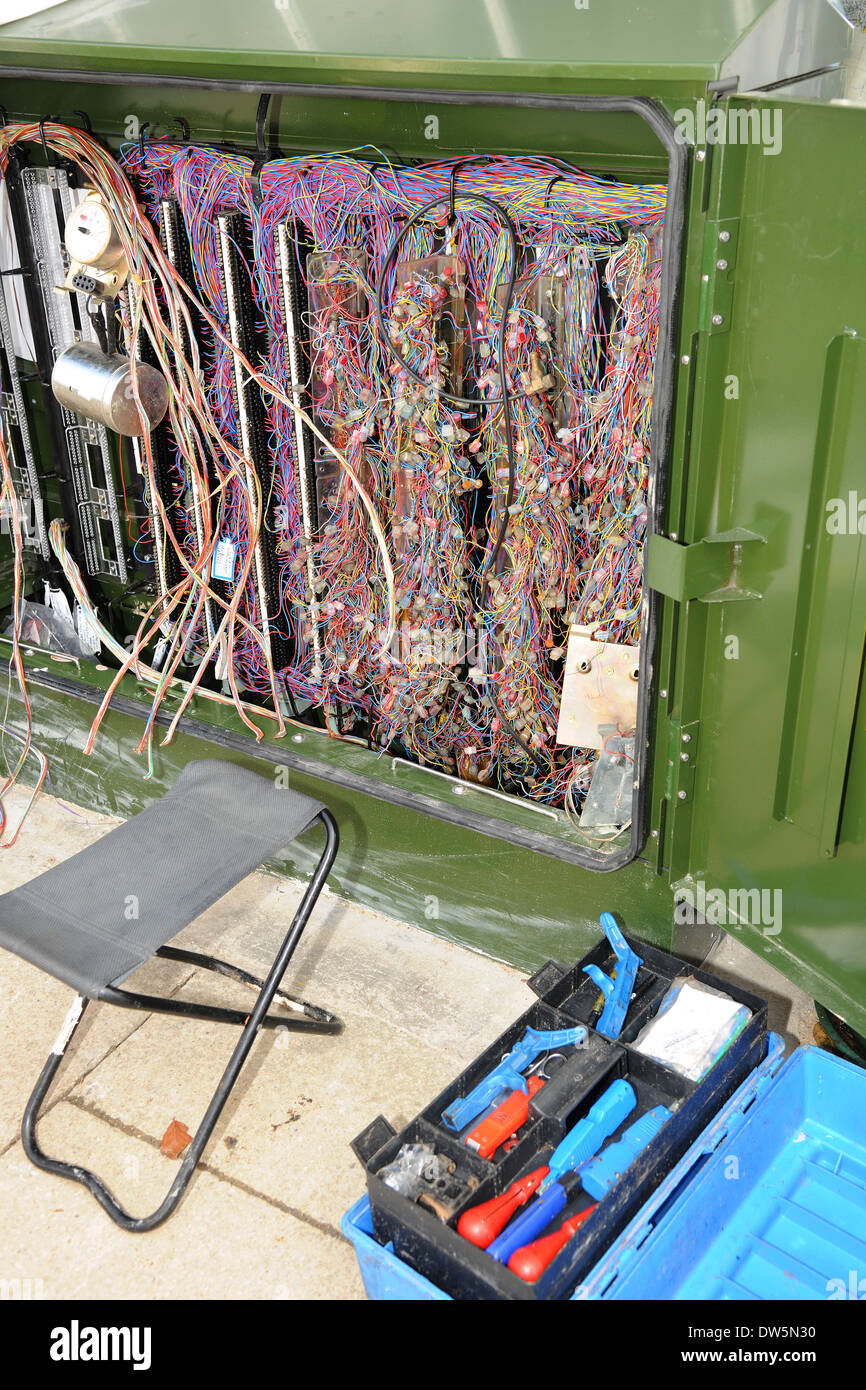 Une boîte de jonction des télécommunications en réparation Banque D'Images