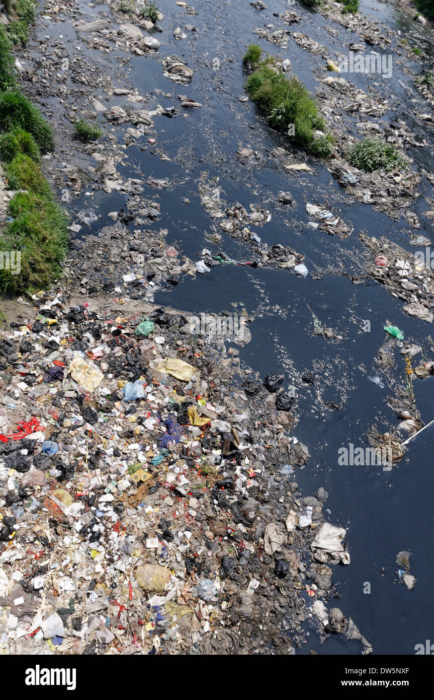 L'effroyable de la pollution dans la rivière Bagmati à Katmandou, Népal Banque D'Images