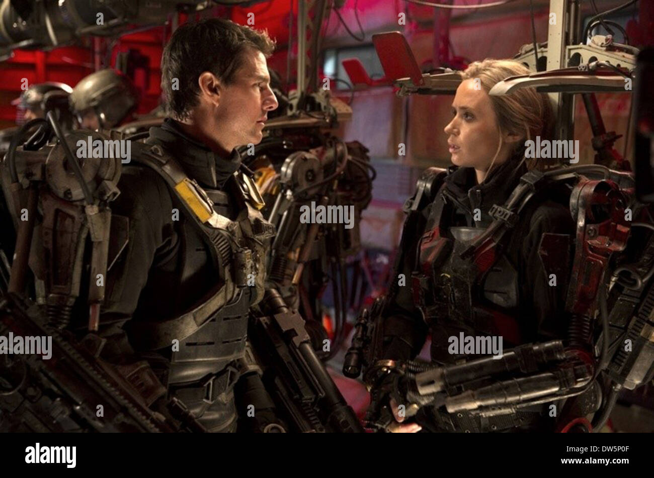 EDGE OF TOMORROW (2014) TOM CRUISE EMILY BUST DOUG LIMAN (DIR) MOVIESTORE COLLECTION LTD Banque D'Images EDGE OF TOMORROW (2014) TOM CRUISE EMILY BUST DOUG LIMAN (DIR) MOVIESTORE COLLECTION LTD Banque D'Images