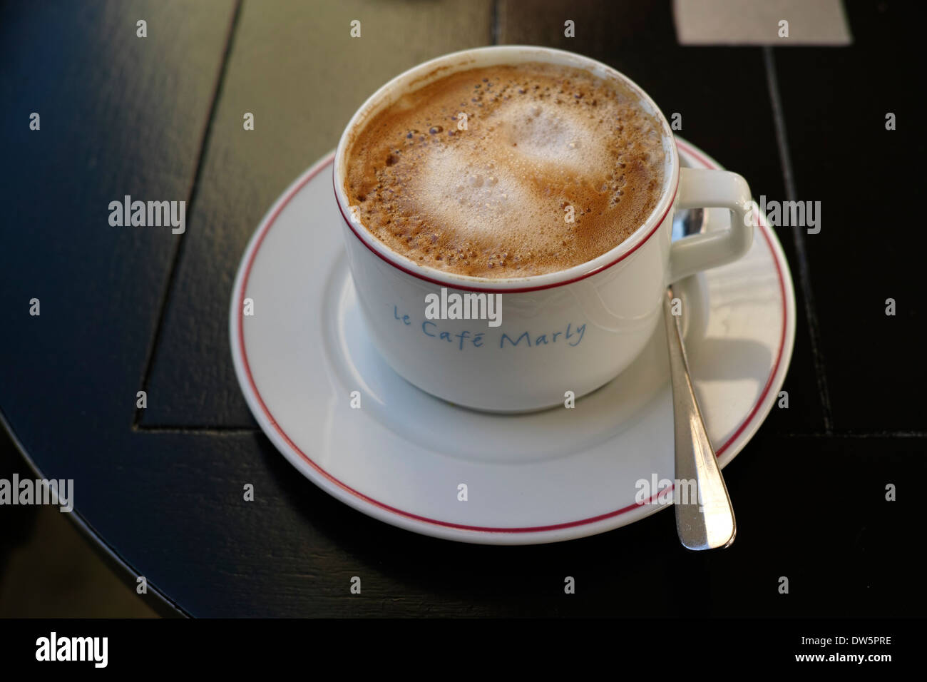 Cappuccino au Café Marly menu, Paris, France Banque D'Images