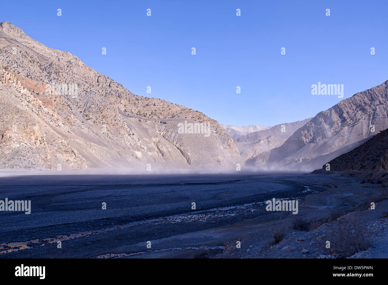 Près de la rivière Kali Gandaki Jomsom village Banque D'Images