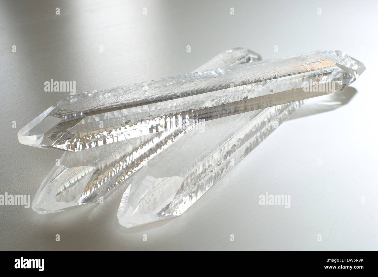 Un cristal de quartz synthétique cultivé par la méthode hydrothermale dans un laboratoire, environ 20 cm de long Banque D'Images