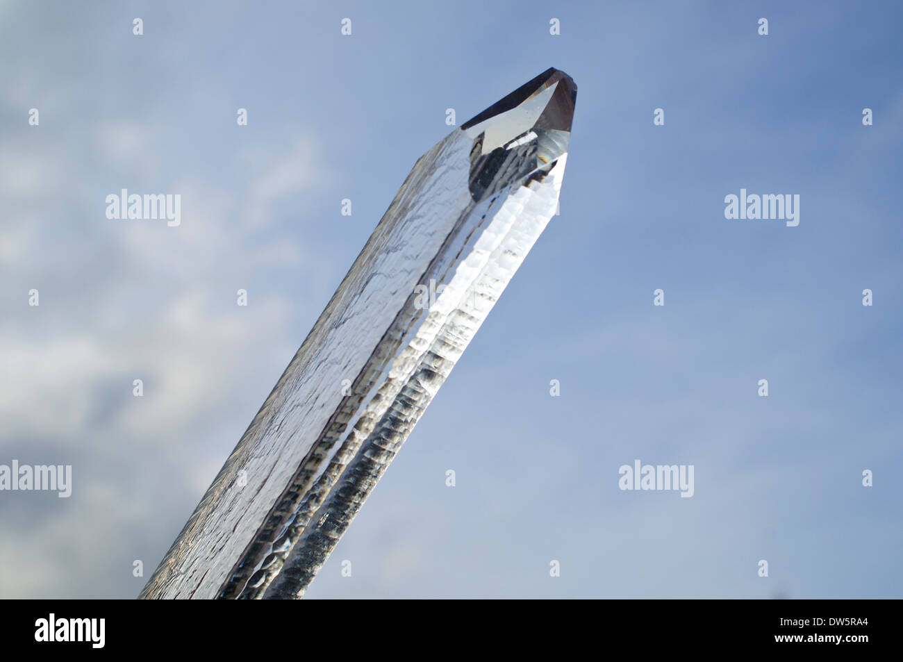 Un cristal de quartz synthétique cultivé par la méthode hydrothermale dans un laboratoire, environ 20 cm de long Banque D'Images
