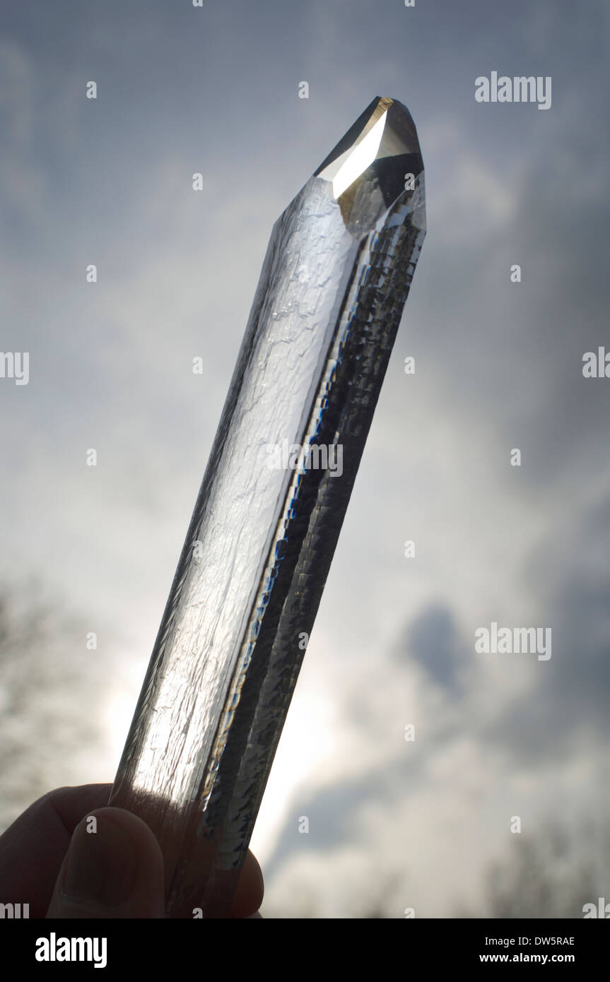 Un cristal de quartz synthétique cultivé par la méthode hydrothermale dans un laboratoire, environ 20 cm de long Banque D'Images