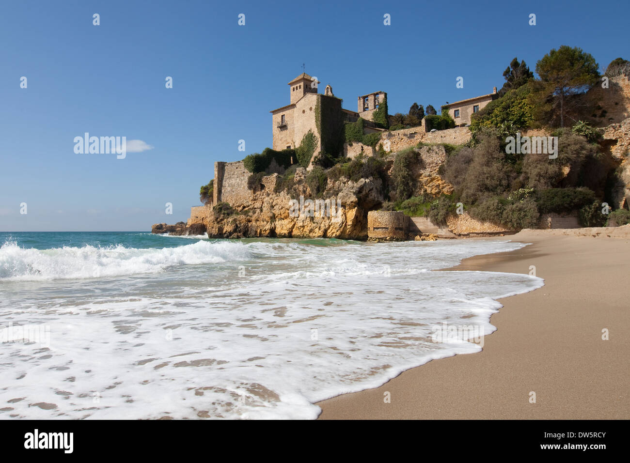 Château de Tamarit vu de la plage, province de Tarragone, en Catalogne. Banque D'Images