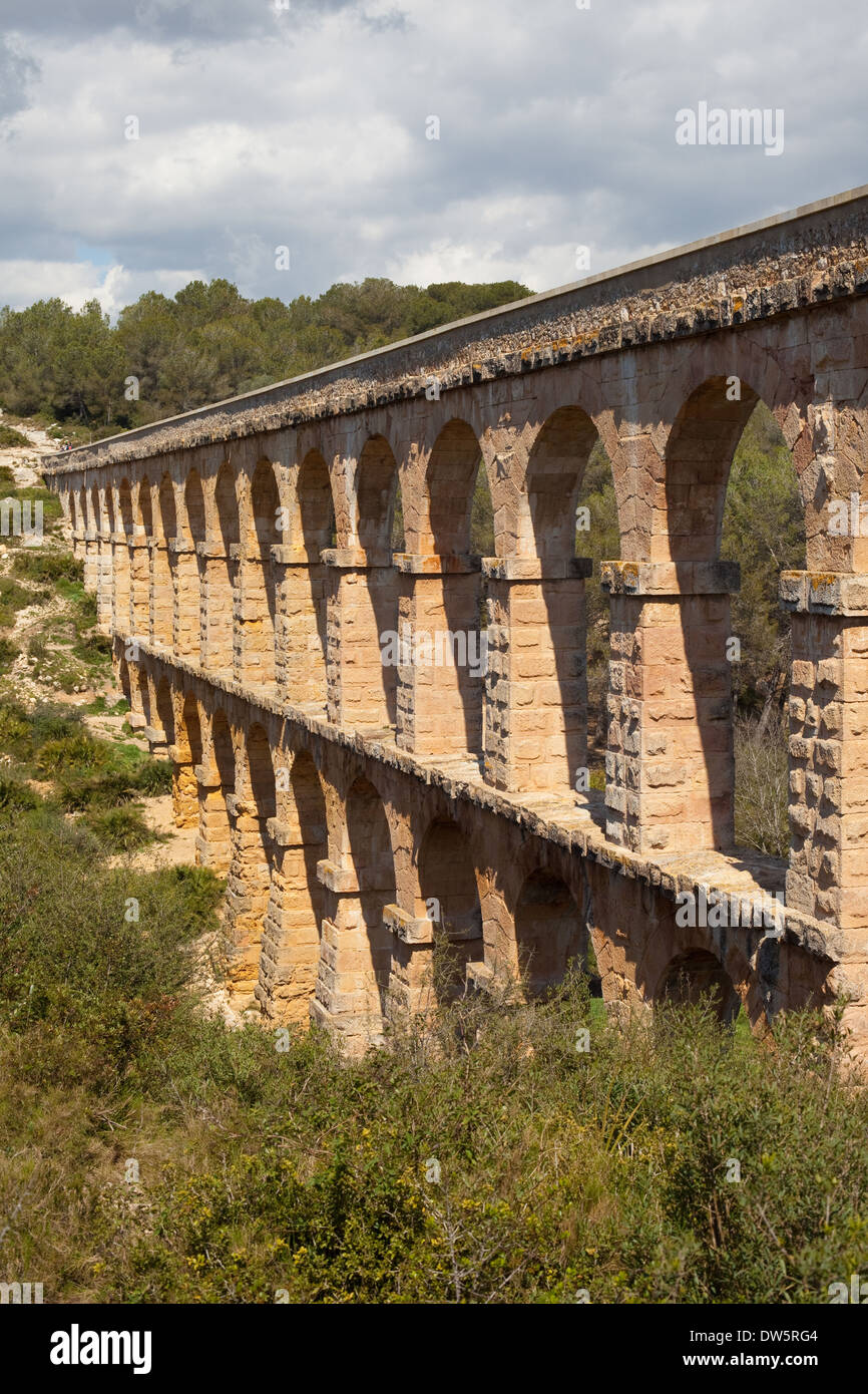 Pont Romain de Les Ferreres, partie de l'aqueduc romain qui alimentait en eau la ville de Tarraco dans la péninsule ibérique. Banque D'Images