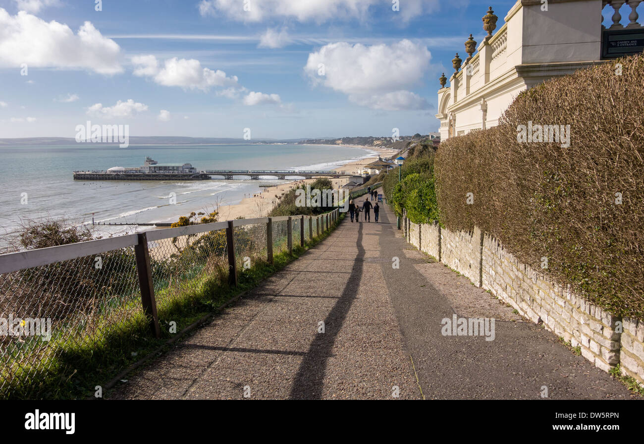 Falaise est Chemin de plage et jetée de Bournemouth, Dorset, England, UK. Banque D'Images