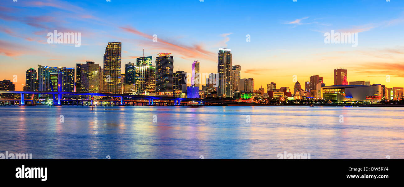 Coucher du soleil avec les entreprises et les bâtiments résidentiels, Miami, vue panoramique, USA Banque D'Images