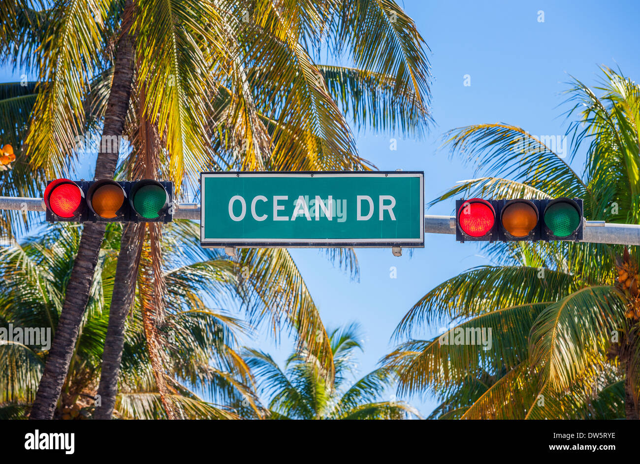 Signe de la rue Ocean Drive à Miami sud avec feu de circulation Banque D'Images