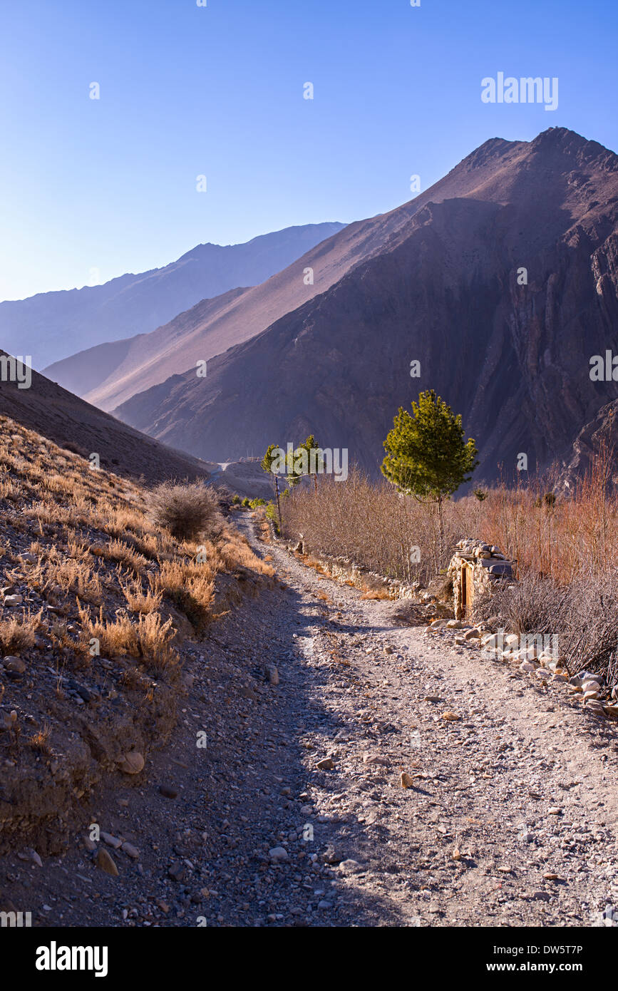 Sentier de montagne près de Kagbeni village au Népal Banque D'Images