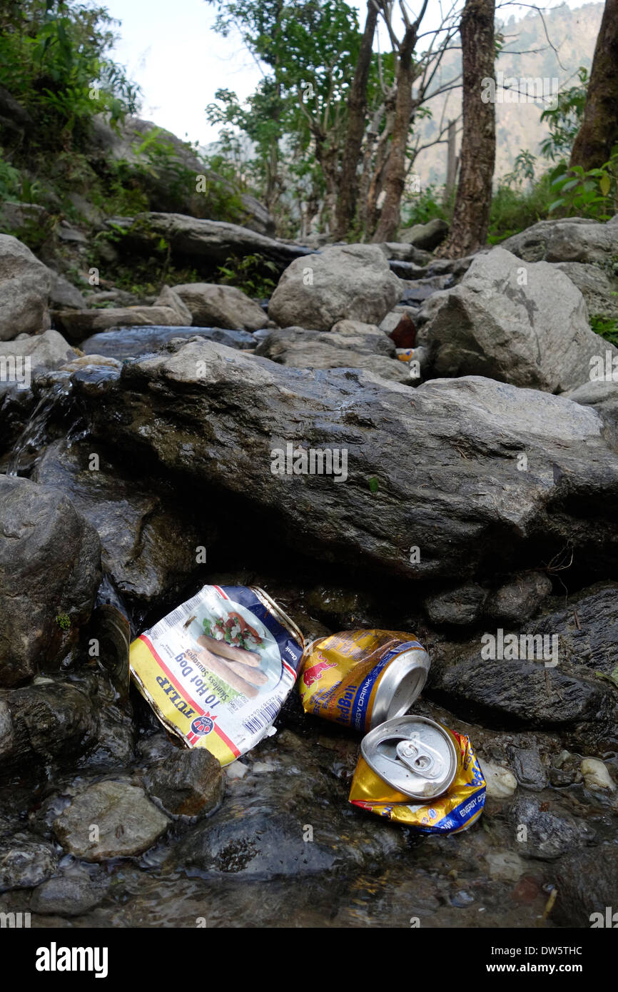 Les canettes jetés dans un ruisseau la région du Népal Gorkha. Banque D'Images