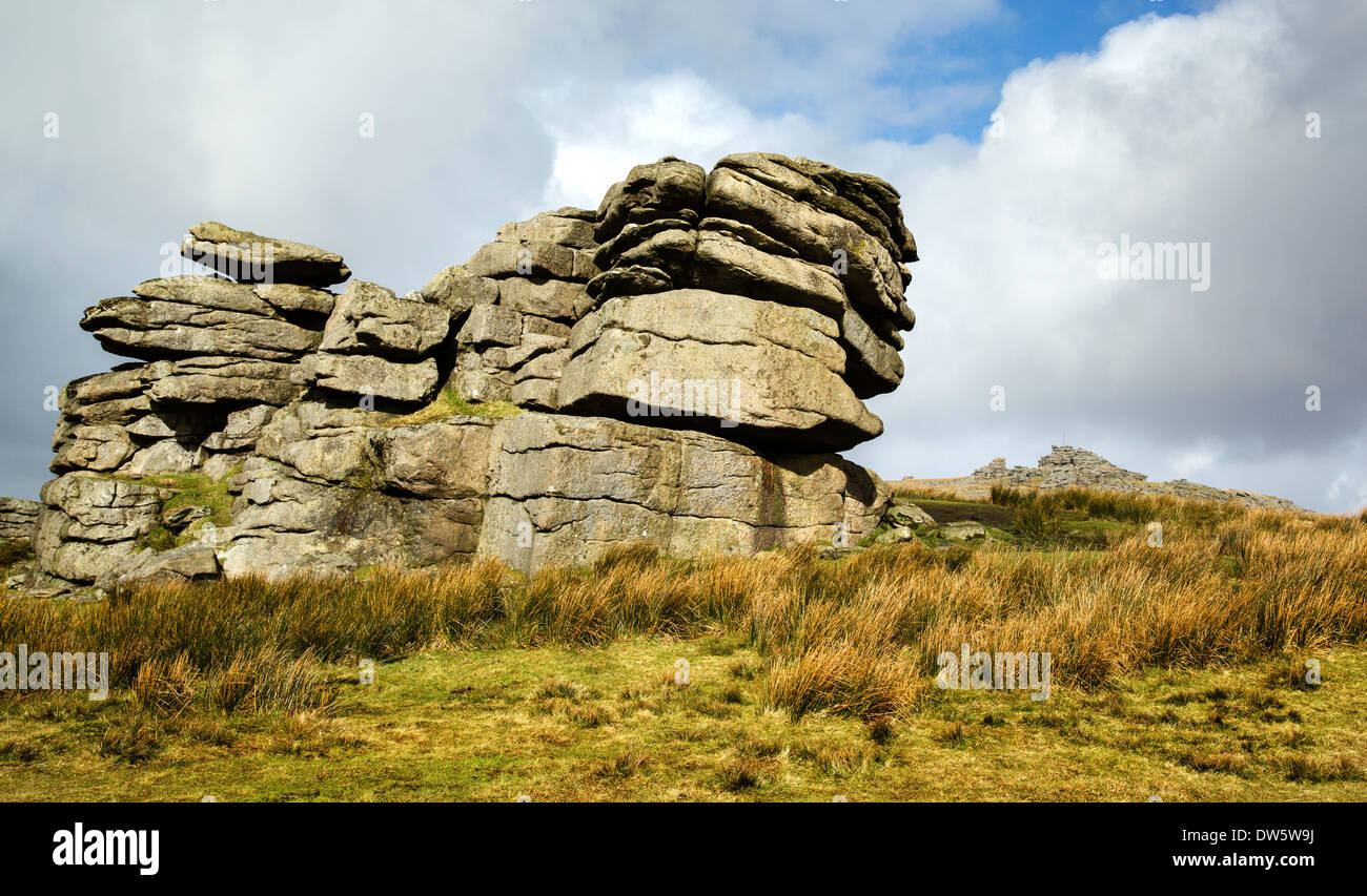 Peu Mis Tor sur le Dartmoor dans le Devon UK avec beaucoup de mal sur l'horizon des Tor Banque D'Images