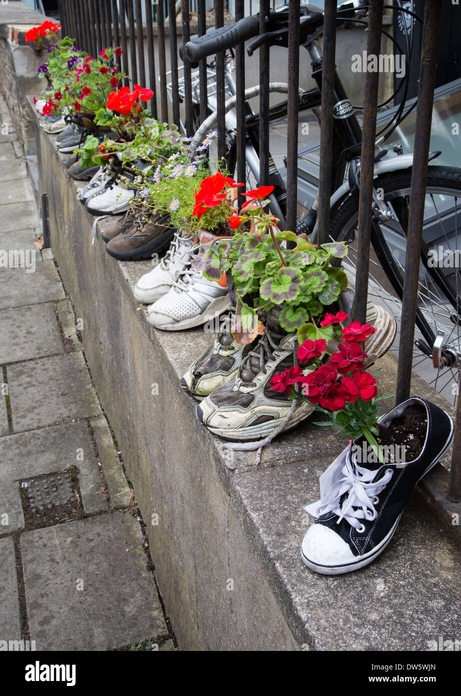 Old shoes pot Banque de photographies et d'images à haute résolution - Alamy