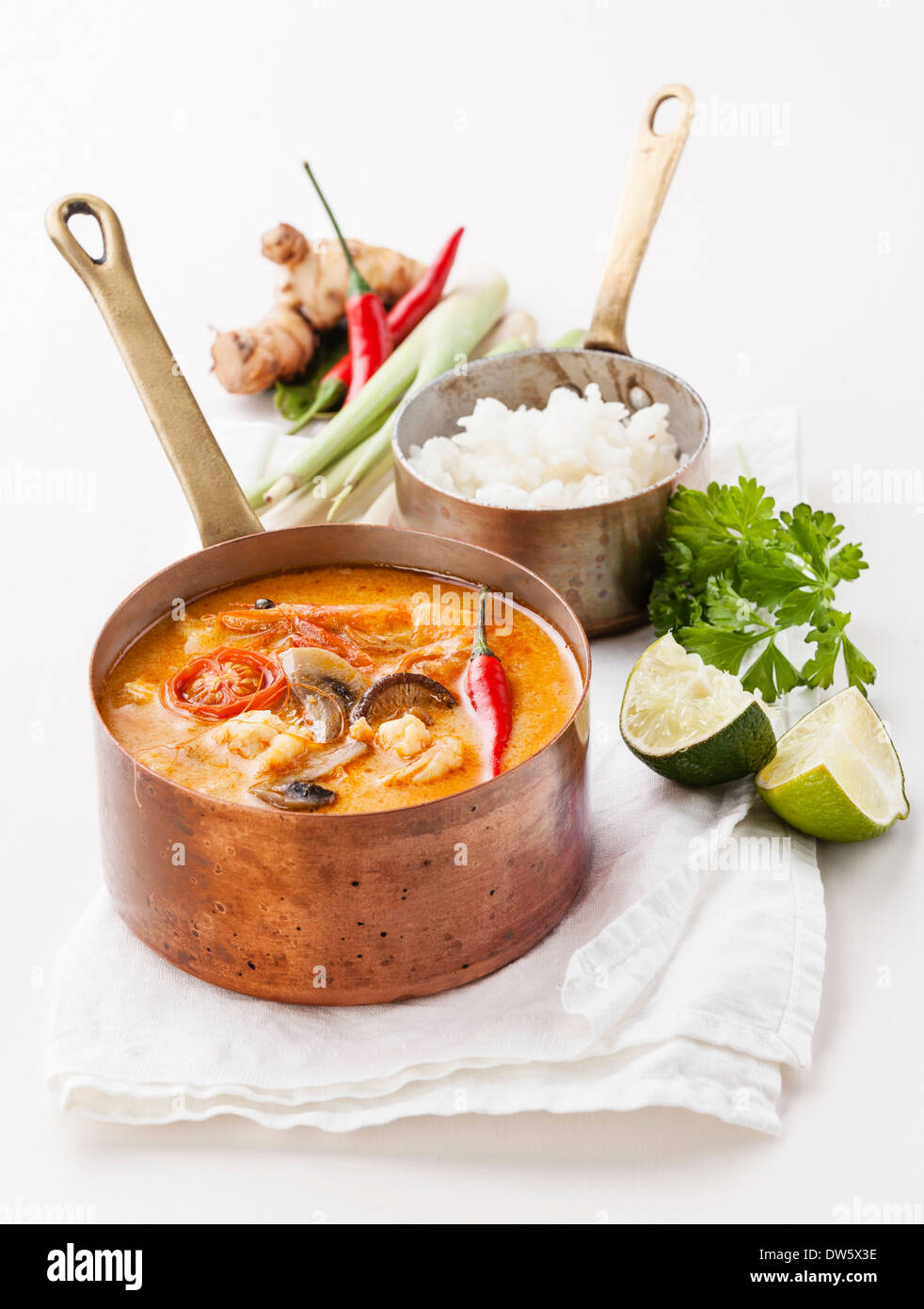 Soupe Thaï épicé Tom Yam avec riz, piments et fruits de mer sur fond blanc Banque D'Images