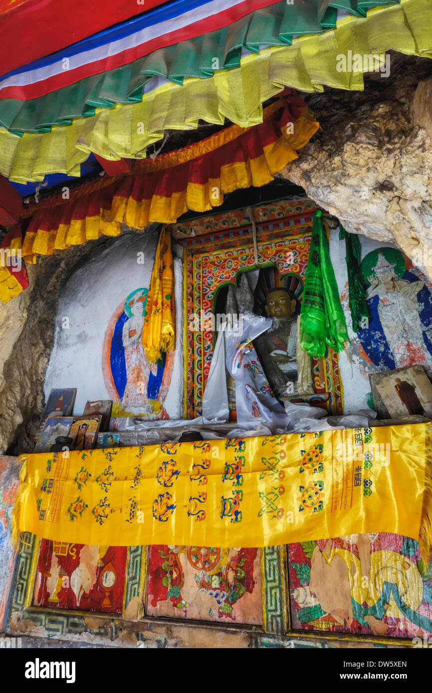 Les objets religieux dans la grotte de Milarépa culte, Tsum Valley, Népal. Banque D'Images