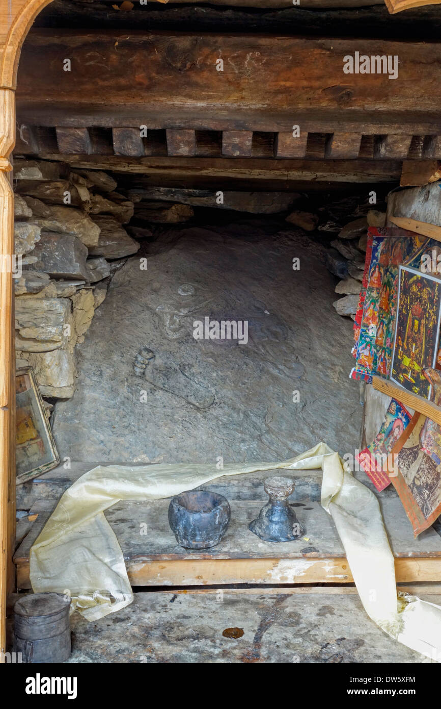Dans l'empreinte dans la roche Milarepa Grotte culte, Tsum Valley, Népal. Banque D'Images
