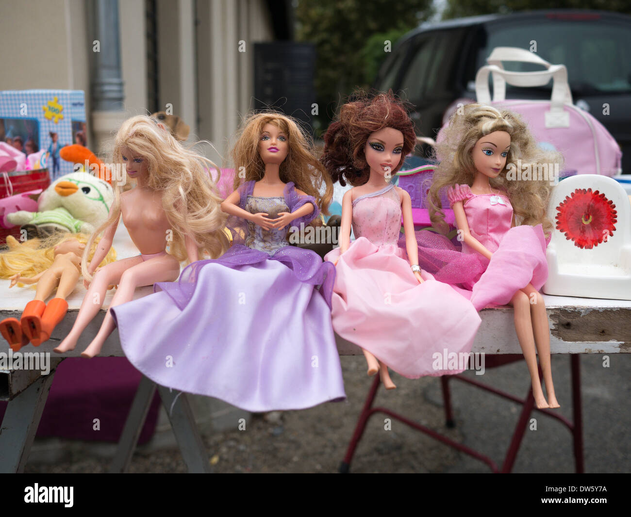 Les poupées Barbie en vente dans le coffre d'une voiture en France Banque D'Images